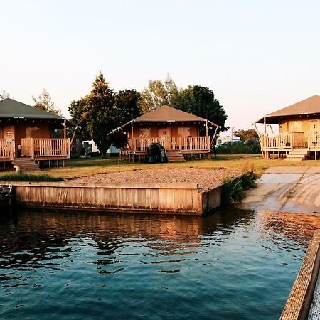 Luxury Lake Lodge Alphen  ภายนอก รูปภาพ
