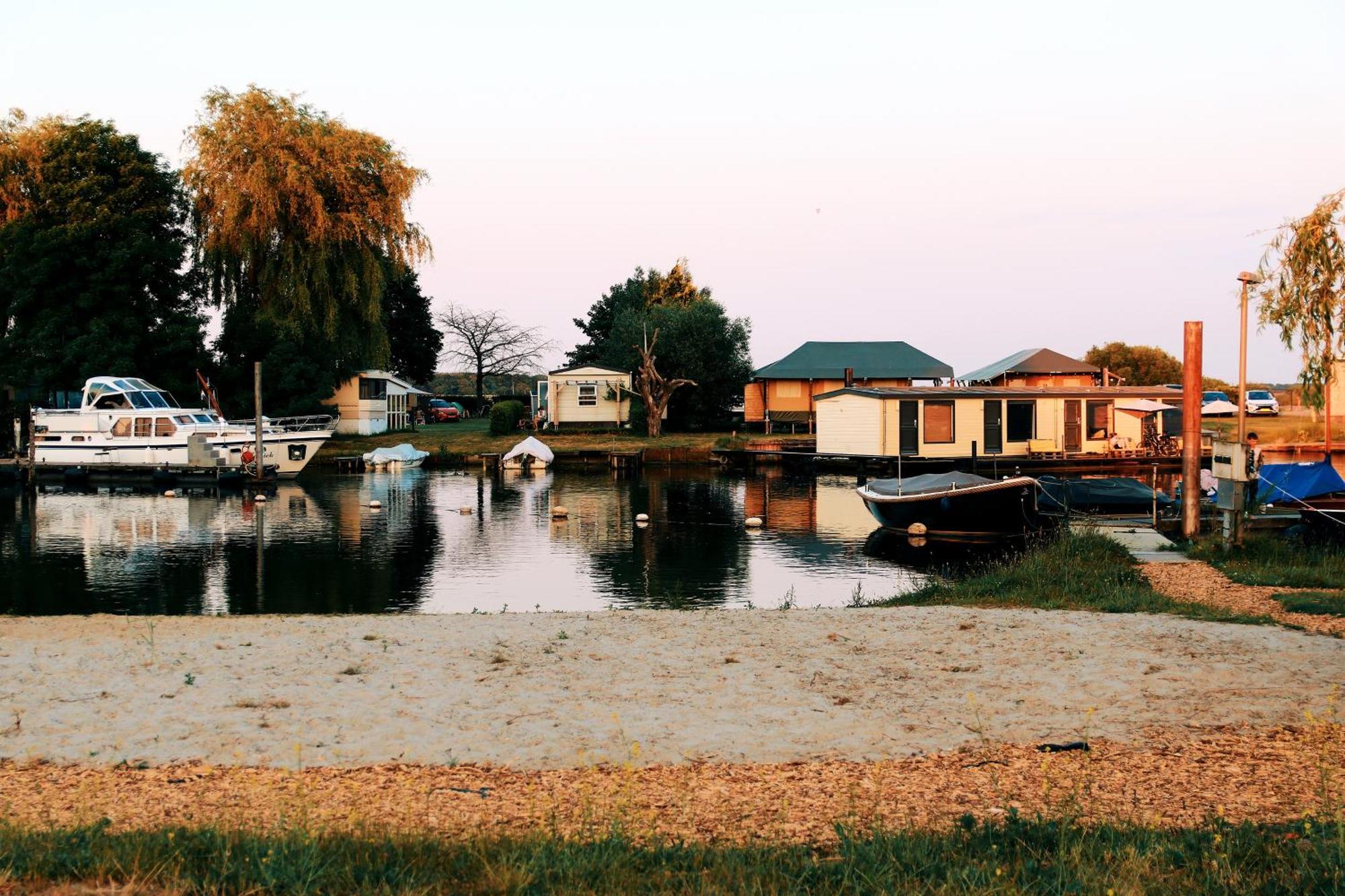 Luxury Lake Lodge Alphen  ภายนอก รูปภาพ
