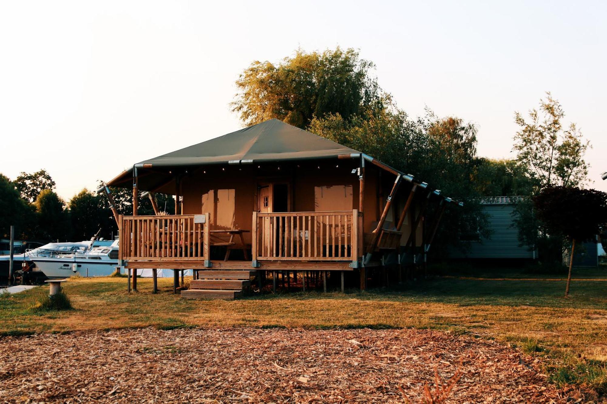 Luxury Lake Lodge Alphen  ภายนอก รูปภาพ